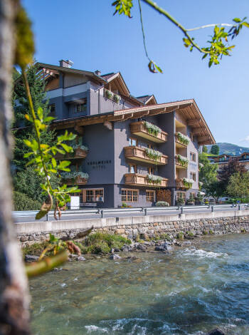 Das Hotel Edelweiss befindet sich in einer malerischen Lage direkt am Fluss Gerlos.