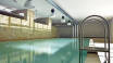 Et innendørs svømmebasseng og tre badstuer finnes i hotellets velværeområde.