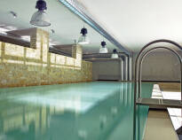 En indendørs swimmingpool og tre saunaer finder I i hotellets wellnessområde.