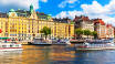 Erkunden Sie Stockholms atemberaubende Uferpromenade, wo historische Wahrzeichen auf ruhige Ausblicke auf die Ostsee treffen.