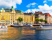 Erkunden Sie Stockholms atemberaubende Uferpromenade, wo historische Wahrzeichen auf ruhige Ausblicke auf die Ostsee treffen.