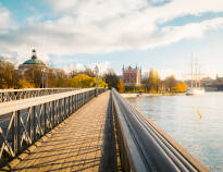 Du kan ta lugna promenader längs de närliggande öarna Skeppsholmen eller Nybroviken med spektakulära vyer över Stockholms vattenvägar.