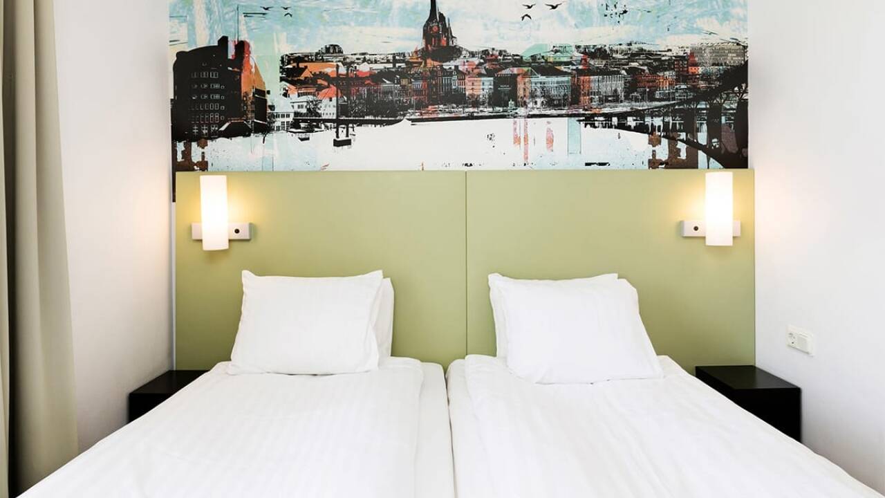 Værelserne har praktiske faciliteter og er smart indrettet, så pladsen udnyttes optimalt.