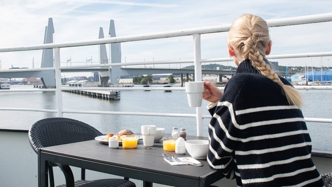 Beginnen Sie Ihren Tag mit einem Frühstück und einem Blick auf das Wasser und die Skyline von Göteborg.