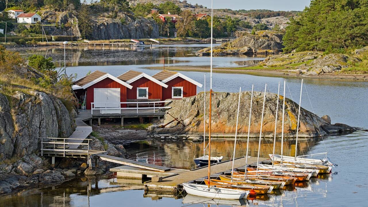 Fra nærliggende ferger åpner sørskjærgården seg med sine klippeøyer og kystlandskap.