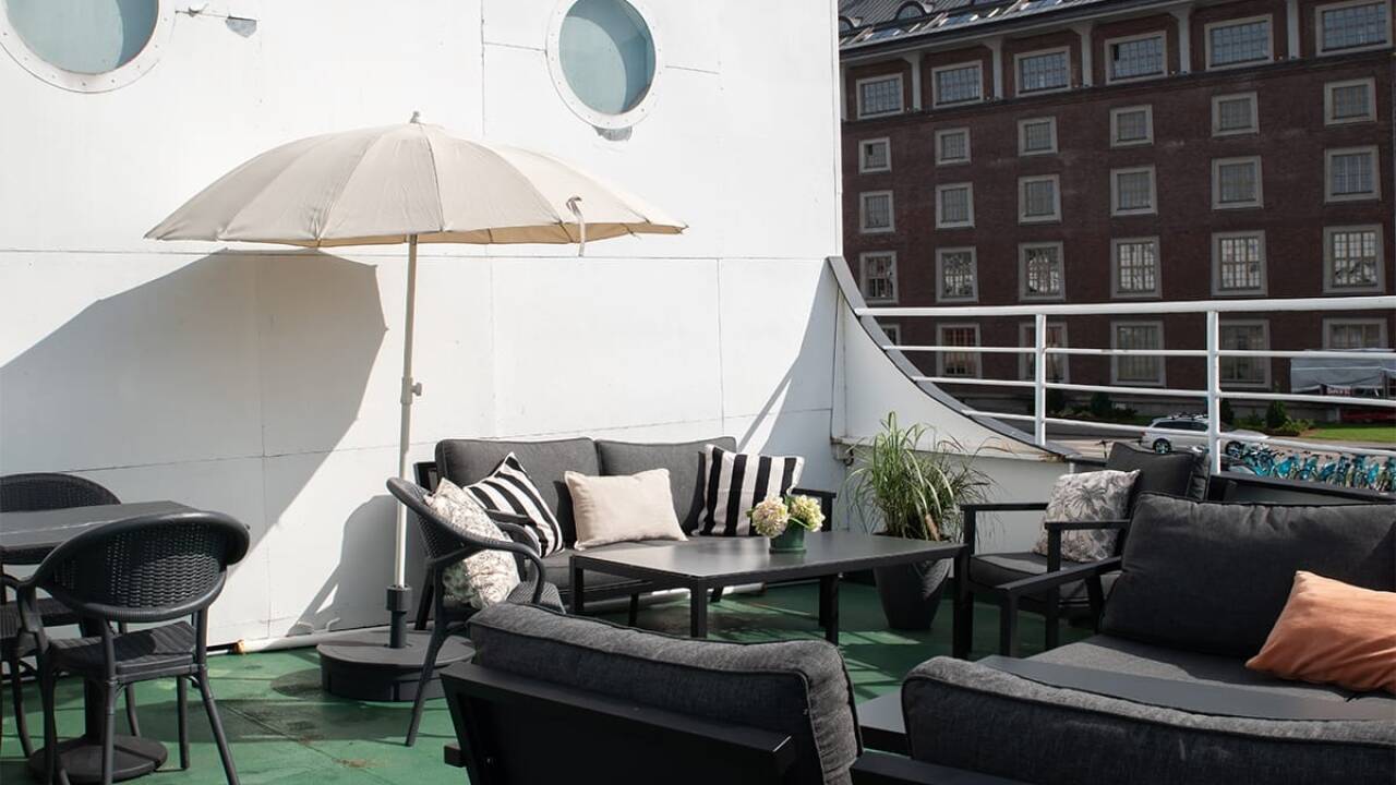 Tagterrassen indbyder til afslappende stunder over floden.