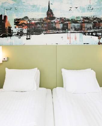 Die Zimmer bieten praktische Annehmlichkeiten und eine clevere Raumaufteilung.