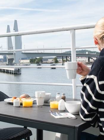 Start dagen med frokost med utsikt over vannet og Gøteborgs skyline.