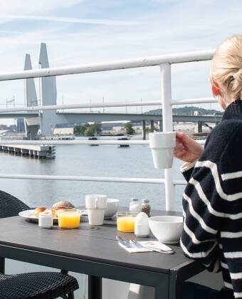 Beginnen Sie Ihren Tag mit einem Frühstück und einem Blick auf das Wasser und die Skyline von Göteborg.