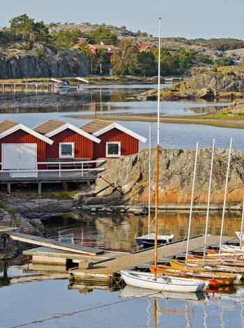 Med färjorna i närheten når du enkelt Södra Skärgårdens klippöar och vackra kustmiljö.