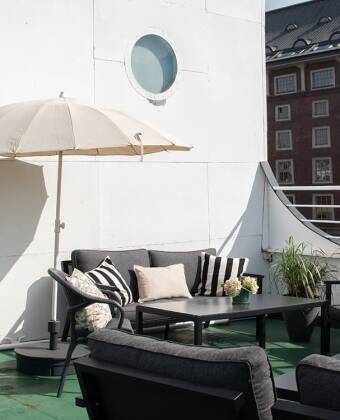 Die Dachterrasse lädt zu entspannten Momenten über dem Fluss ein.