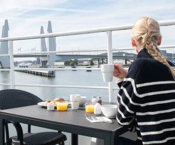 Beginnen Sie Ihren Tag mit einem Frühstück und einem Blick auf das Wasser und die Skyline von Göteborg.