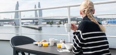 Beginnen Sie Ihren Tag mit einem Frühstück und einem Blick auf das Wasser und die Skyline von Göteborg.