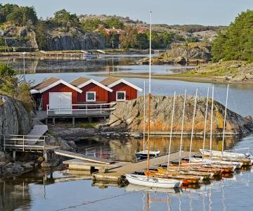 Fra de nærliggende færger åbner den sydlige skærgård sig med klippeøer og smukke kystlandskaber.