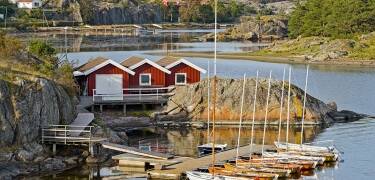 Fra nærliggende ferger åpner sørskjærgården seg med sine klippeøyer og kystlandskap.