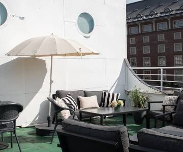 Die Dachterrasse lädt zu entspannten Momenten über dem Fluss ein.