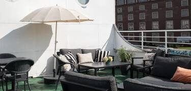 Die Dachterrasse lädt zu entspannten Momenten über dem Fluss ein.