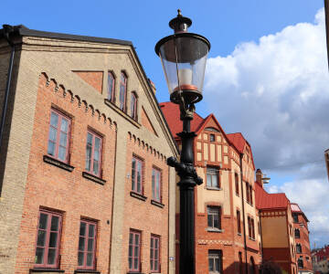 Spaser gjennom sjarmerende Haga med sine historiske trehus og koselige kafeer.