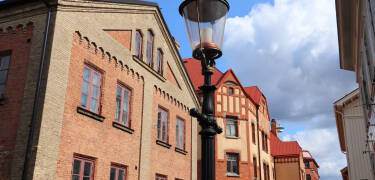 Spazieren Sie durch das charmante Haga mit seinen historischen Holzhäusern und einladenden Cafés.