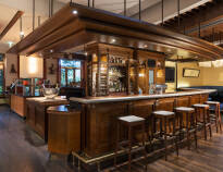 Udsøgte håndværkscocktails og whiskeyer er på menuen i hotellets Haarlem Bar