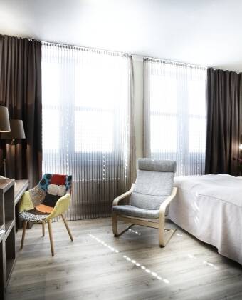 Hotellets flotte og lyse værelser er renoveret i 2016, ogo udgør et behageligt udgangspunkt for Jeres phold.