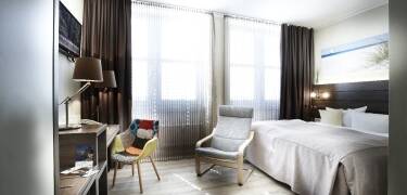 Hotellets flotte og lyse værelser er renoveret i 2016, ogo udgør et behageligt udgangspunkt for Jeres phold.