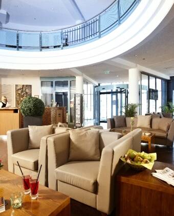 De bløde møbler og den rolige atmosfære i lobbyen indbyder til afslapning f.eks. med en tår eller en god bog.