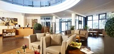 De bløde møbler og den rolige atmosfære i lobbyen indbyder til afslapning f.eks. med en tår eller en god bog.