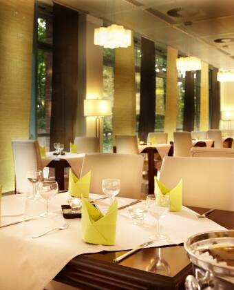Nyd en middag i hotellets restaurant. Der er også en lille bistro med et hyggeligt lounge-område.