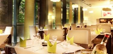 Genießen Sie ein Abendessen im Hotelrestaurant. Es gibt auch ein kleines Bistro mit einer gemütlichen Lounge.