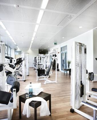 Under Jeres ophold har I mulighed for at benytte hotellets solarium, sauna og fitnessfaciliteter.