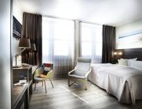 Hotellets flotte og lyse værelser er renoveret i 2016, ogo udgør et behageligt udgangspunkt for Jeres phold.