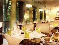 Nyt en middag i hotellets restaurant. Det er også en liten bistro med et hyggelig lounge-område.