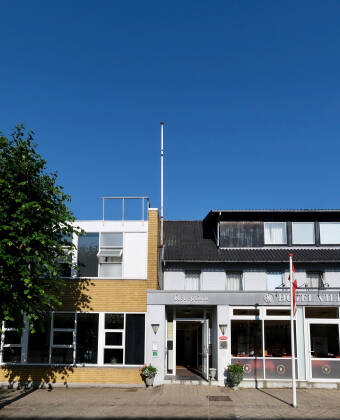 This hotel is located in the centre of Vildbjerg, a short distance from the many attractions of Central Jutland.