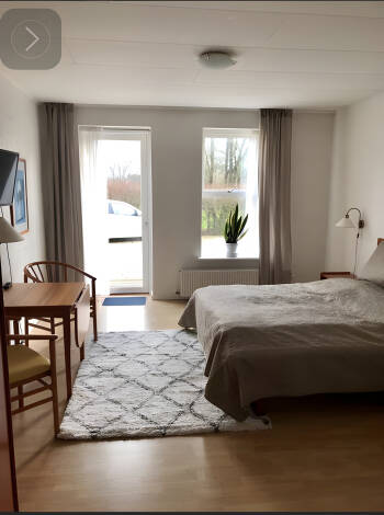 Rummen på Børglum Mejeri Hotel - B&B är enkelt och omsorgsfullt utrustade med alla nödvändiga bekvämligheter.