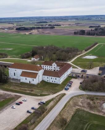 Hotellet ligger i gangavstand fra Børglum kloster, som tiltrekker seg mange besøkende hvert år.