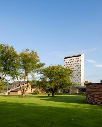 Bo i en kulturminnesmärkt före detta folkhögskola med ikonisk dansk 60-talsarkitektur och originaldetaljer.