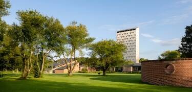 Overnat i en fredet tidligere højskole med ikonisk dansk 1960’er-arkitektur og originale designdetaljer.