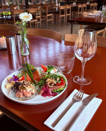 The package includes a cold plate with fish, shrimp, pâté, cold cuts, cheese, seasonal accompaniments, and crispbread.