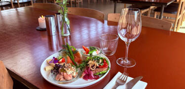 Paketet inkluderar en kall tallrik med fisk, räkor, paté, charkuterier, ost, säsongsbetonade tillbehör och knäckebröd.