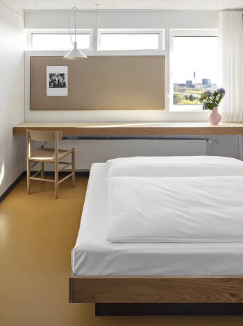 Njut av funktionell dansk design över hela hotellet, där rummen speglar enkelheten och praktikaliteten i 60-talets arkitektur.