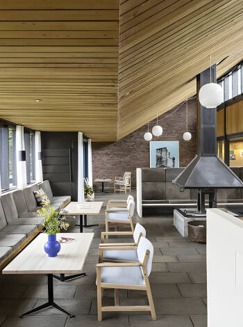 Koppla av i hotellets välkomnande gemensamma utrymmen, särskilt Lounge, känd för sin sociala stämning.