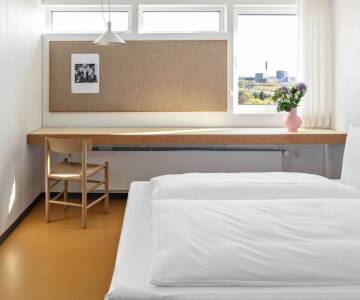 Nyd funktionelt dansk design overalt på hotellet, med værelser der afspejler 1960’ernes enkle og praktiske arkitektur.