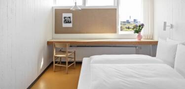 Genießen Sie funktionales dänisches Design im gesamten Hotel: Die Zimmer spiegeln die Schlichtheit und Zweckmäßigkeit der Architektur der 1960er Jahre wider.