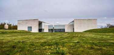 Entdecken Sie erstklassige zeitgenössische Kunst im HEART – Herning Museum of Contemporary Art, nur eine kurze Autofahrt vom Hotel entfernt.