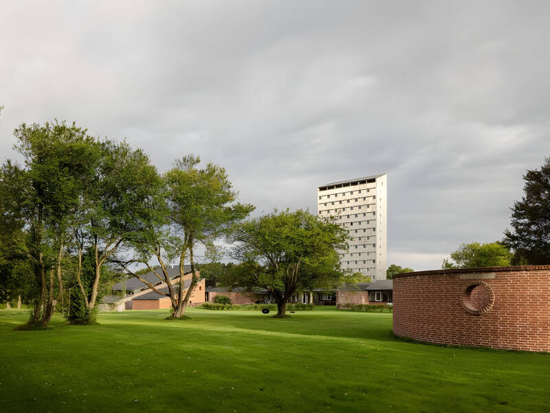 Bo i en kulturminnesmärkt före detta folkhögskola med ikonisk dansk 60-talsarkitektur och originaldetaljer.