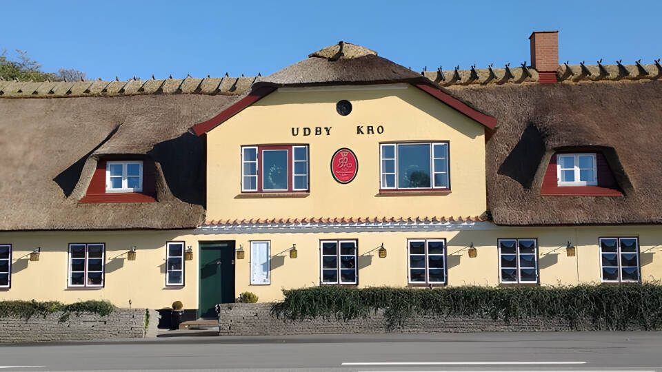 Erleben Sie einen echten, urigen Gasthof in der dänischen Landschaft.