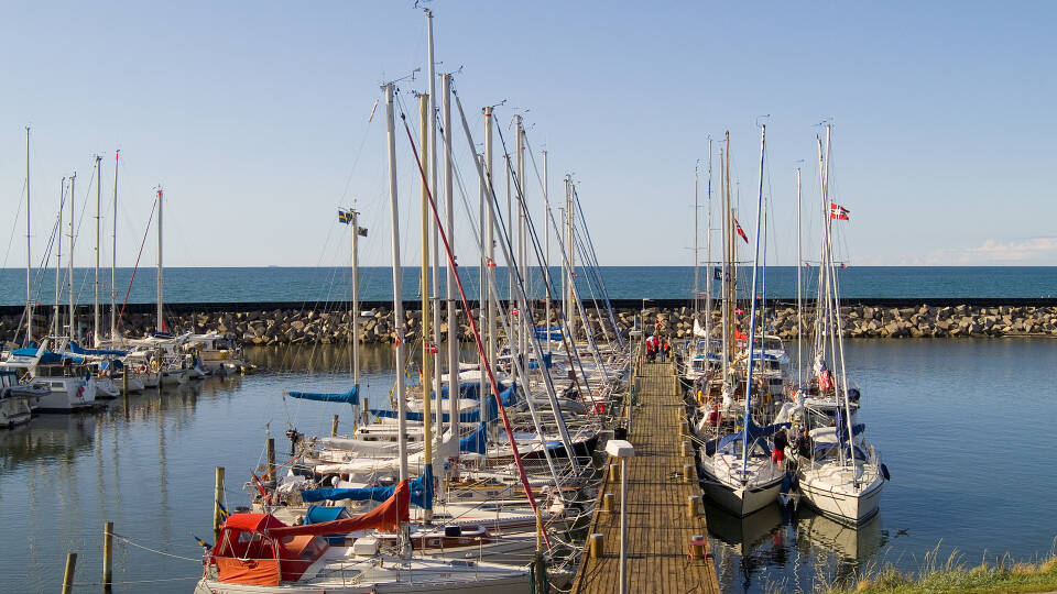 Oplev den maritime flair på GuestHouse Læsø, der ligger kun få hundrede meter fra Læsøfærgen og havnen.