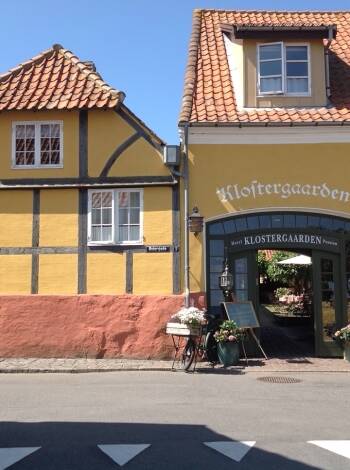 Upplev den bevarade historiska charmen på Hotel Klostergaarden, i hjärtat av Allinge.