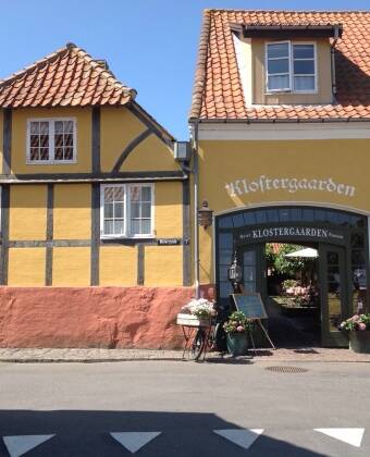Erleben Sie den erhaltenen historischen Charme des Hotels Klostergaarden, das im Herzen von Allinge liegt und einen Aufenthalt mit zeitlosem Charme bietet.